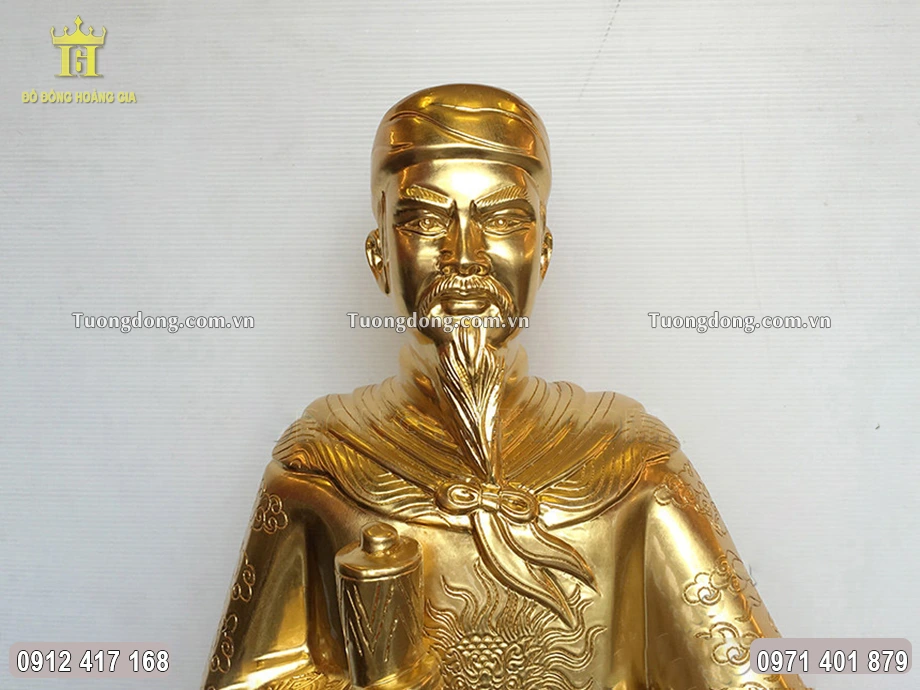 Gương mặt của Ngài được chạm khắc sắc nét